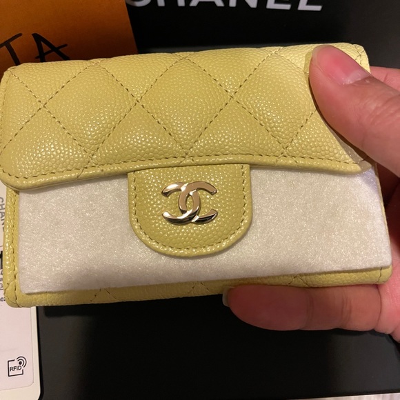❌SOLD ❌Brand new 20S yellow caviar card holder - Picture 1 of 8